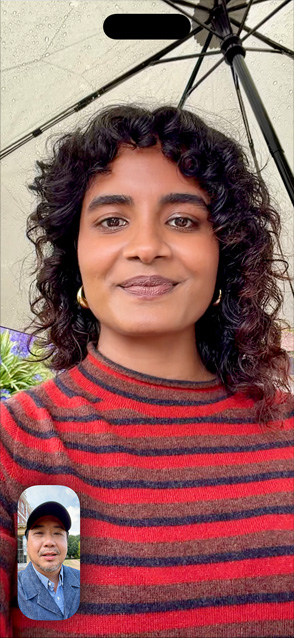 iPhone Air 正面外观，展示两个人进行 FaceTime 通话时，视频通话人物居中功能的使用效果。