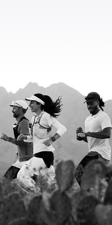 沙漠小径上的三名跑者在用 Apple Watch Ultra 3 跟测他们的锻炼。