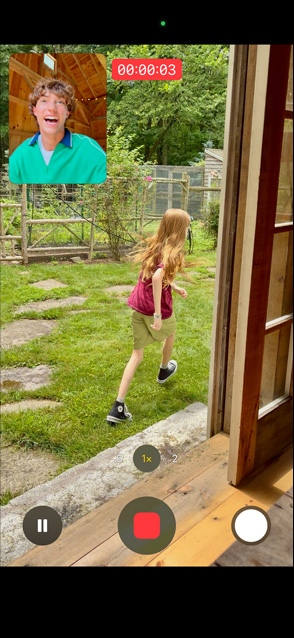 iPhone 17 屏幕展示使用前置和后置摄像头进行视频同步双拍，画面显示一位小女孩在奔跑，一位男士在观看。