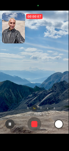 iPhone 17 Pro 正面屏幕显示视频同步双拍功能，展示如何同时看到前后视频画面。