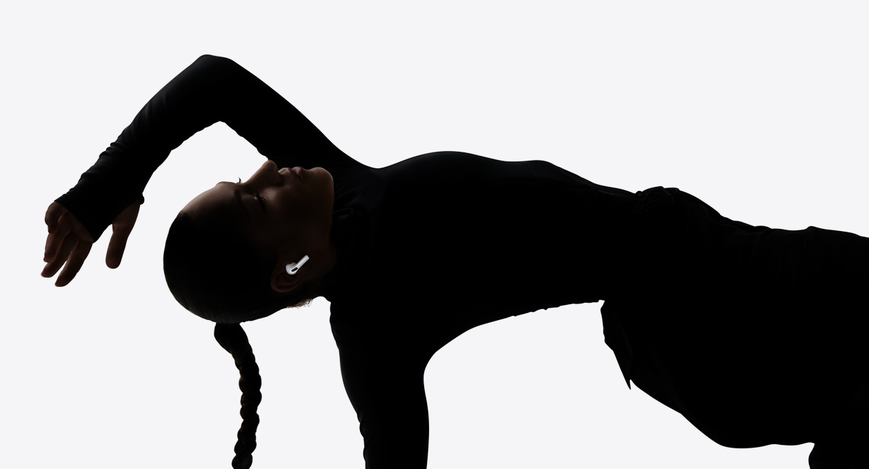 一位舞者的耳朵里塞着 AirPods Pro 3，享受着免提聆听体验