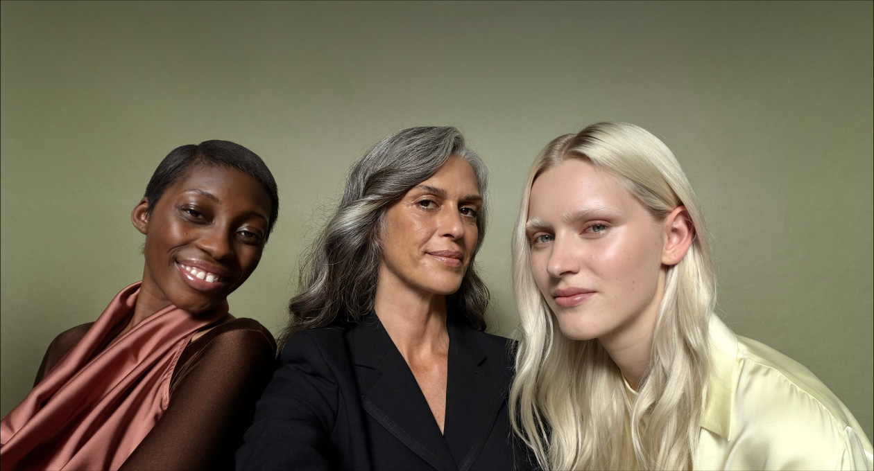 iPhone 17 Pro 相机 app，通过三个人的自拍照展示拍照人物居中功能。