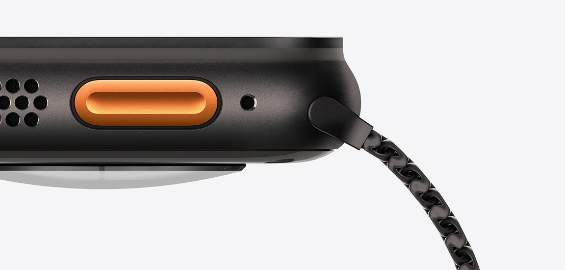 Apple Watch Ultra 3，展示黑色钛金属表壳、左侧外观、扬声器/气孔、操作按钮和麦克风。