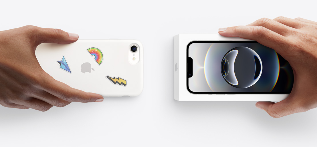 一只手递出安装着硅胶保护壳、背面贴有贴纸的 iPhone 13，对面一只手送上盒装的全新 iPhone 17 Pro，寓意折抵换购。