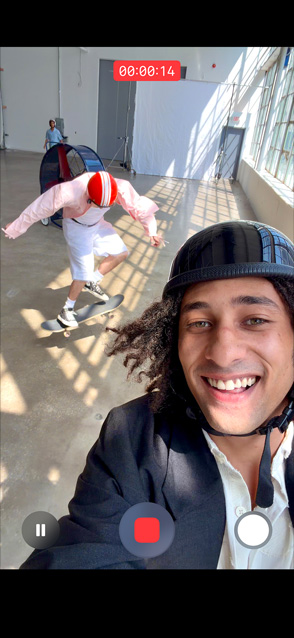 iPhone Air 正面视频，展示正在使用视频超稳防抖功能拍摄动感视频。