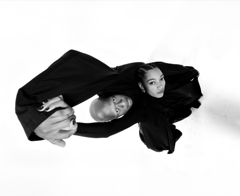 一张广角黑白双人合照，展示 iPhone 17 Pro 超广角摄像头的拍照能力。