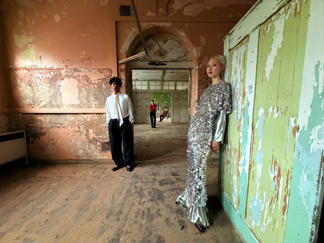 照片 app 展示 Pro 级拍摄系统在不同焦距下的拍摄视角，焦距切换到 13 毫米时，镜头拉远视角更广，继续将更多景象收入画面中。