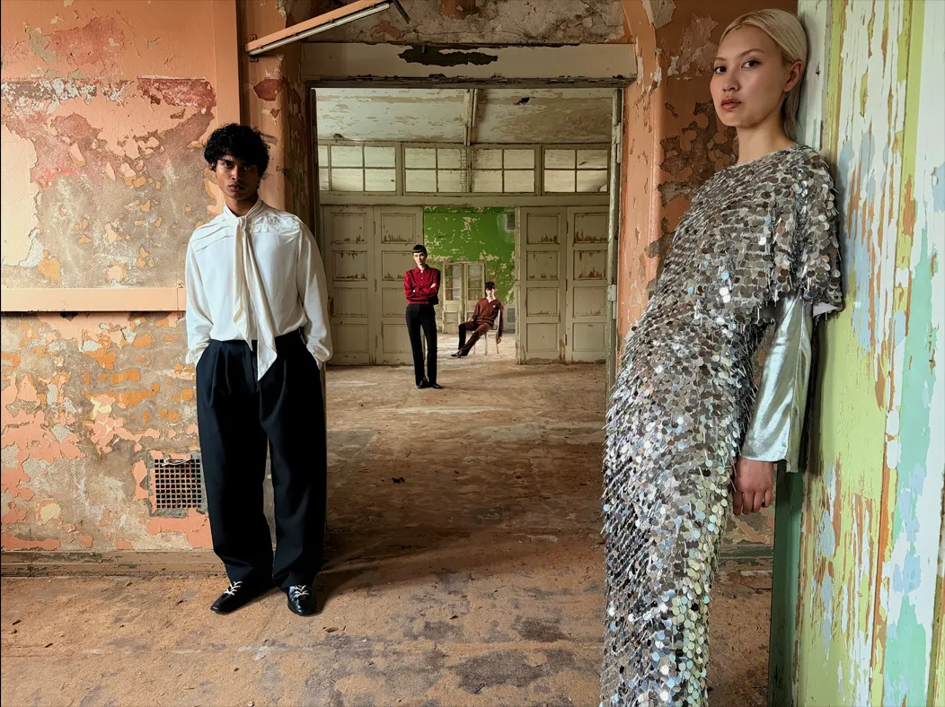 照片 app 展示 Pro 级拍摄系统在不同焦距下的拍摄视角，焦距切换到 24 毫米时，镜头拉远视角更广，继续将更多景象收入画面中。