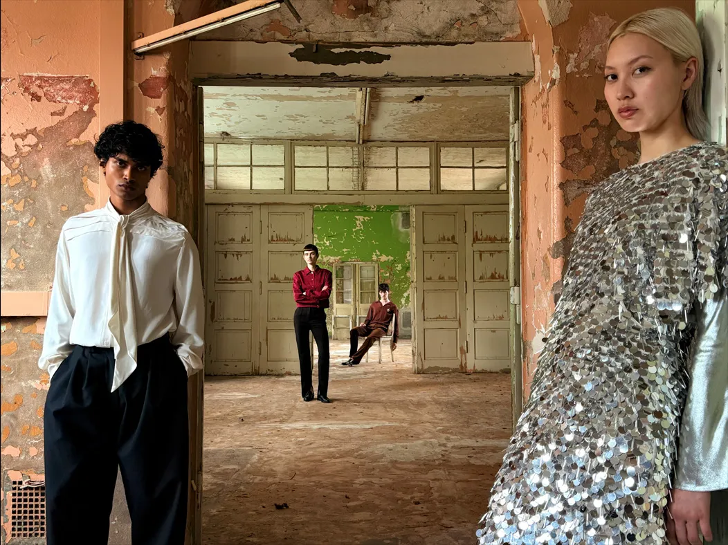 照片 app 展示 Pro 级拍摄系统在不同焦距下的拍摄视角，焦距切换到 35 毫米时，镜头拉远视角更广，继续将站在走廊的一位女子收入画面中。