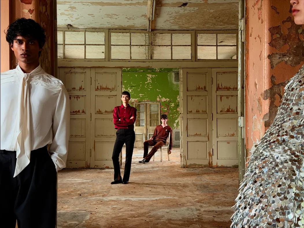 照片 app 展示 Pro 级拍摄系统在不同焦距下的拍摄视角，焦距切换到 48 毫米时，镜头拉远视角更广，继续将站在门厅外的一位男子收入画面中。