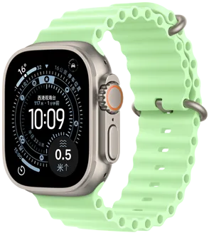 Apple Watch Ultra 3，展示原色钛金属表壳、定向越野表盘及紫外线指数、健身记录、指南针等复杂功能、右侧外观、数码表冠、麦克风、侧边按钮，搭配霓虹绿色海洋表带。