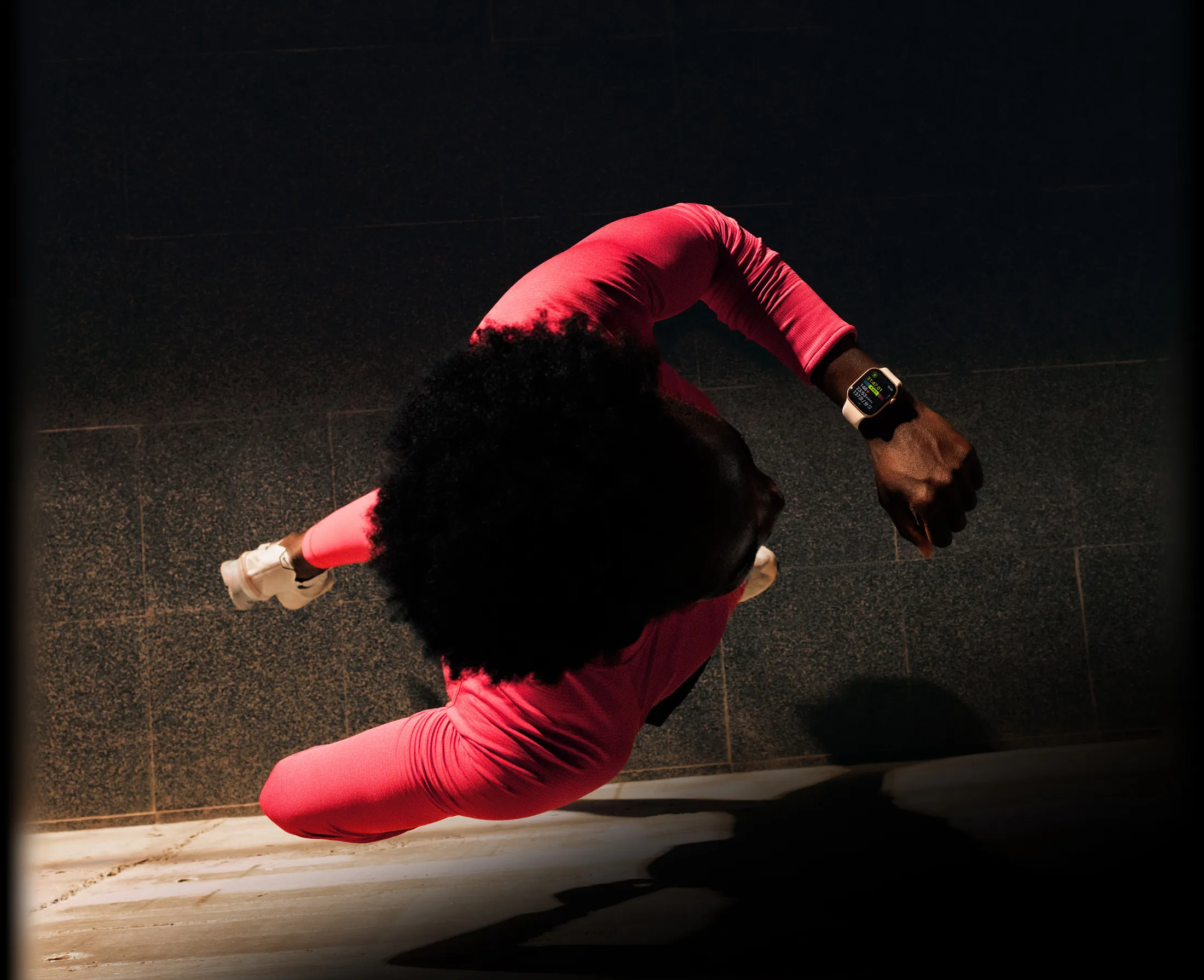 一个人一边跑步一边在 Apple Watch Series 11 体能训练 app 上查看进度。