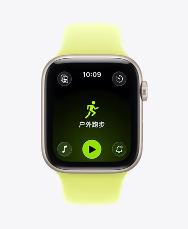 Apple Watch SE 3，展示星光色铝金属表壳、开启的户外跑步体能训练、屏幕底部的 Apple Music 播放控制项，搭配霓虹黄色运动型表带。