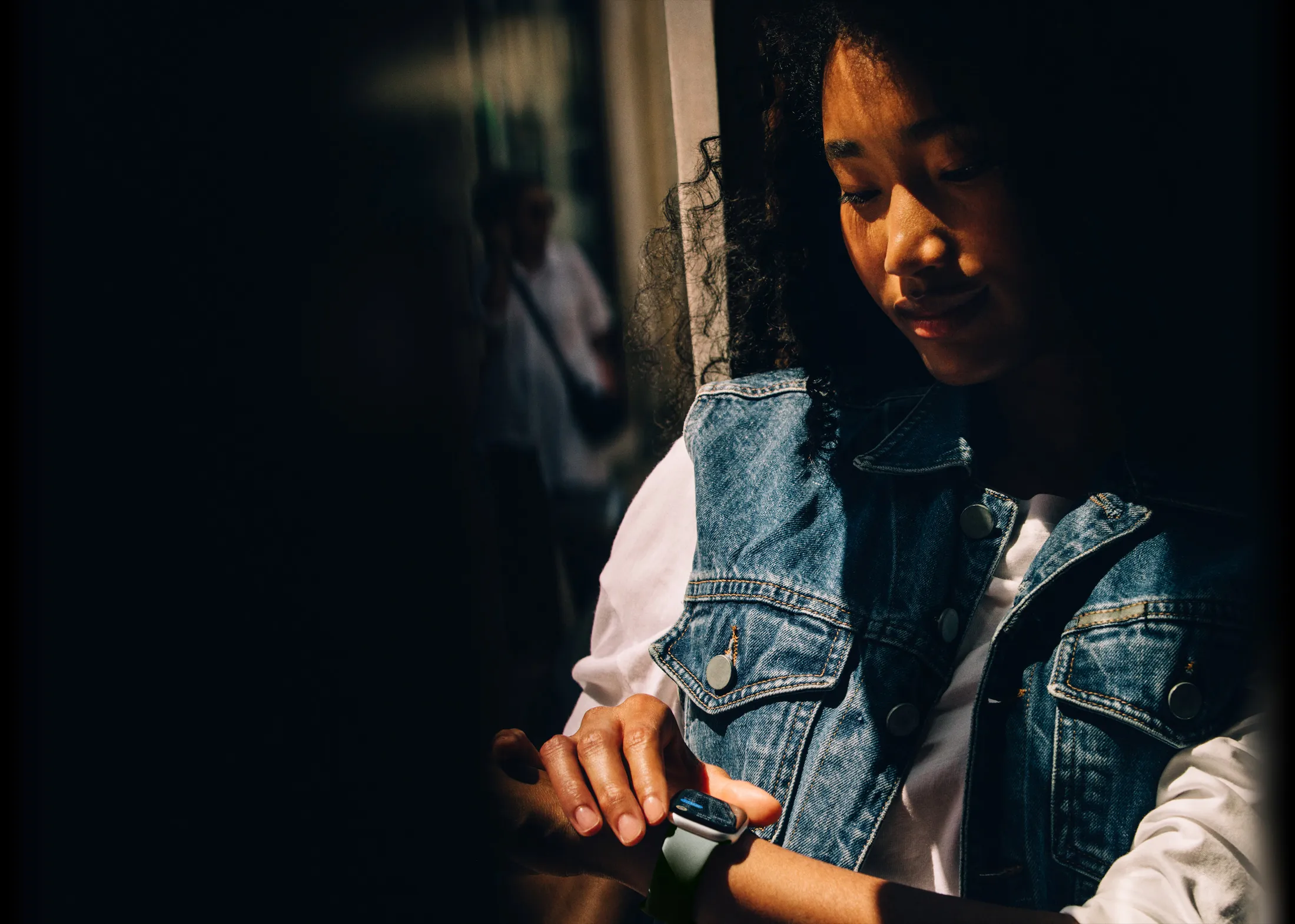 一个人查看 Apple Watch Series 11 上的信息