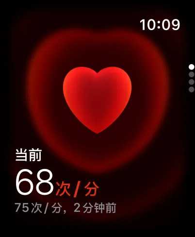 Apple Watch Ultra 3，展示原色钛金属表壳搭配蓝配亮蓝色野径回环式表带。