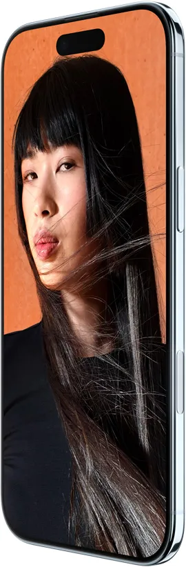 天蓝色 iPhone Air 正面斜侧外观，展示一张女子全屏照片和屏幕顶部居中的灵动岛。