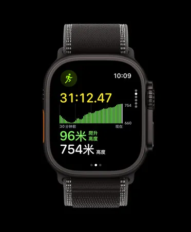 Apple Watch Ultra 3，展示黑色钛金属表壳、体能训练 app 中的跑步训练，搭配黑配木炭色野径回环式表带。